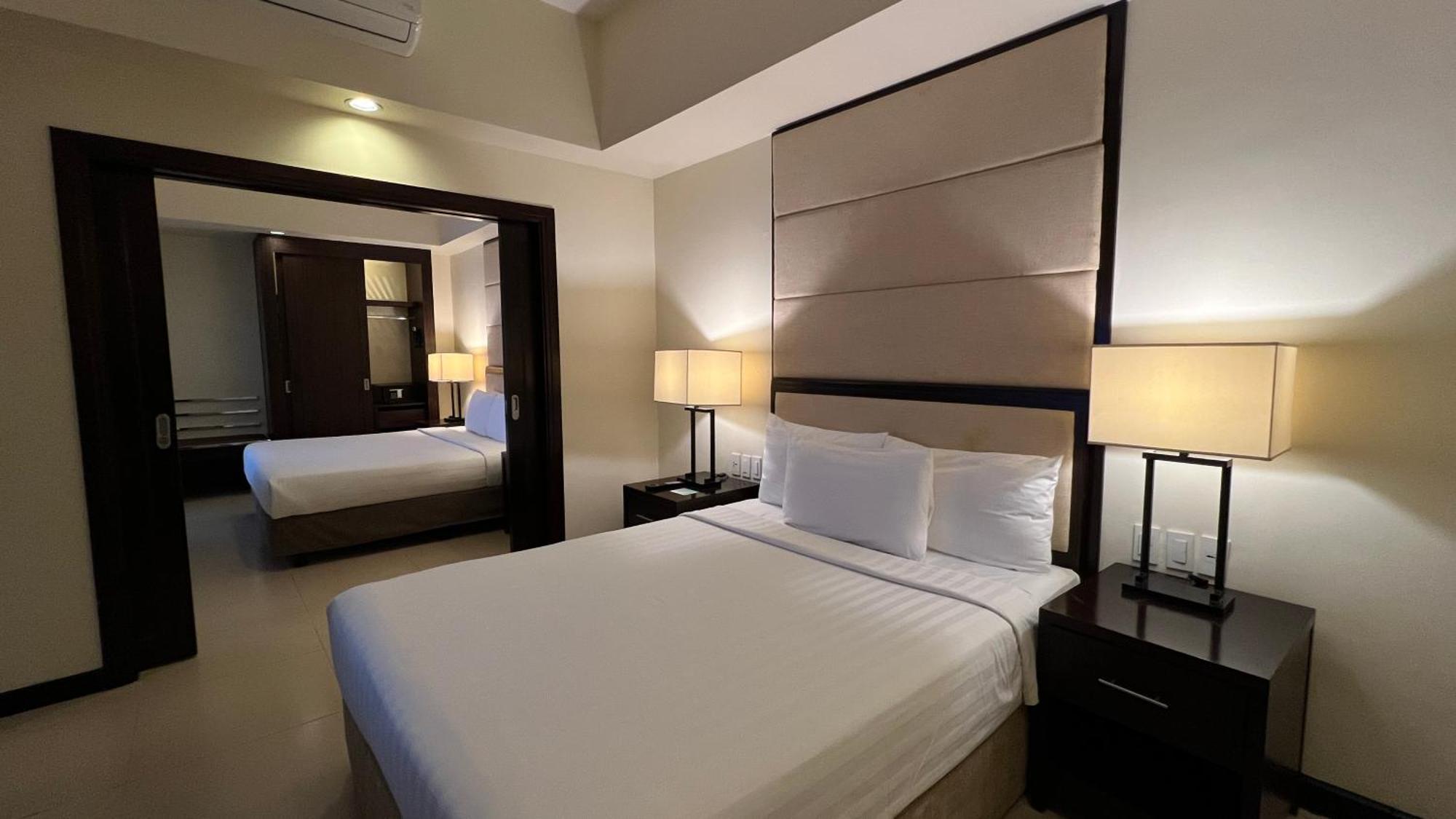 Taal Vista Hotel Tagaytay City Exterior foto A bedroom at the hotel