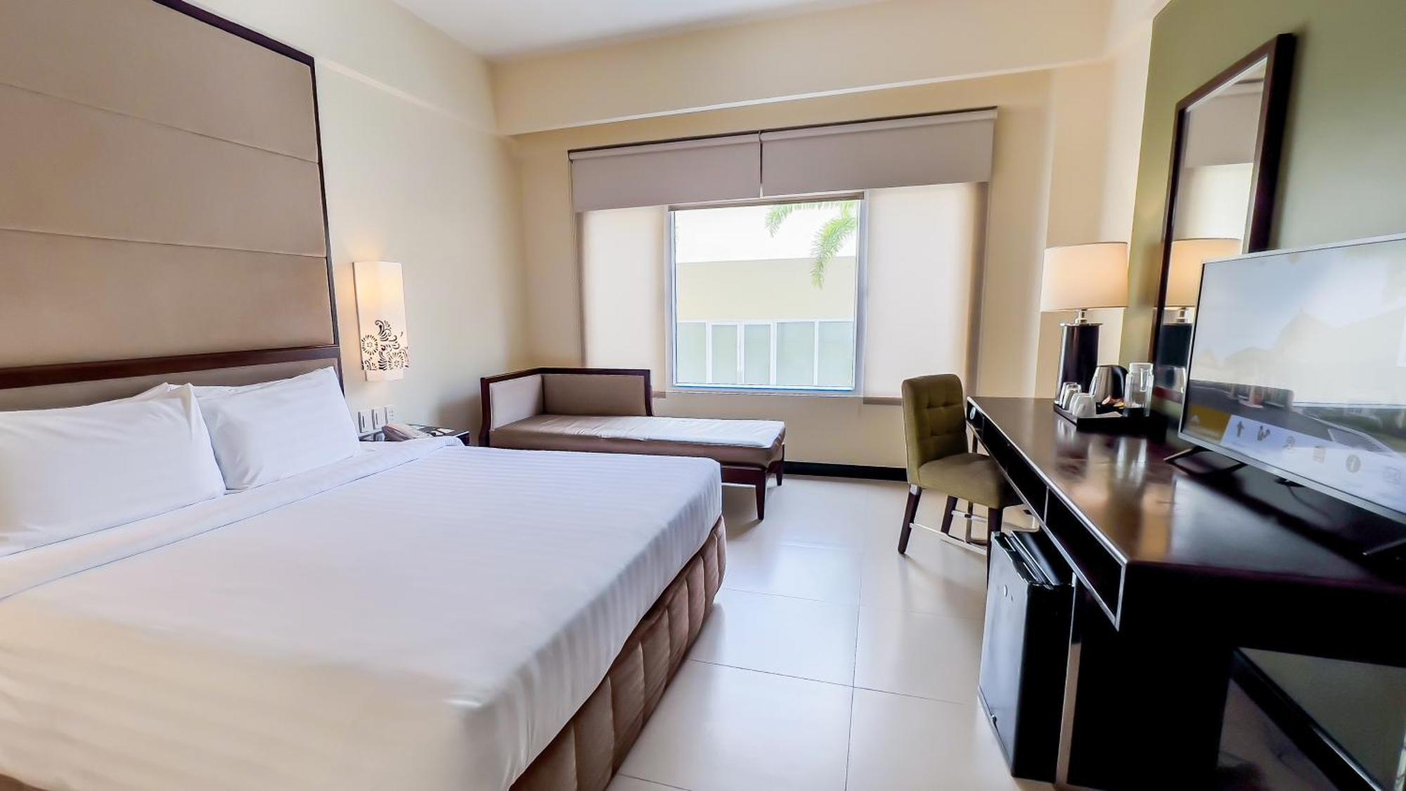 Taal Vista Hotel Tagaytay City Exterior foto A room at the hotel