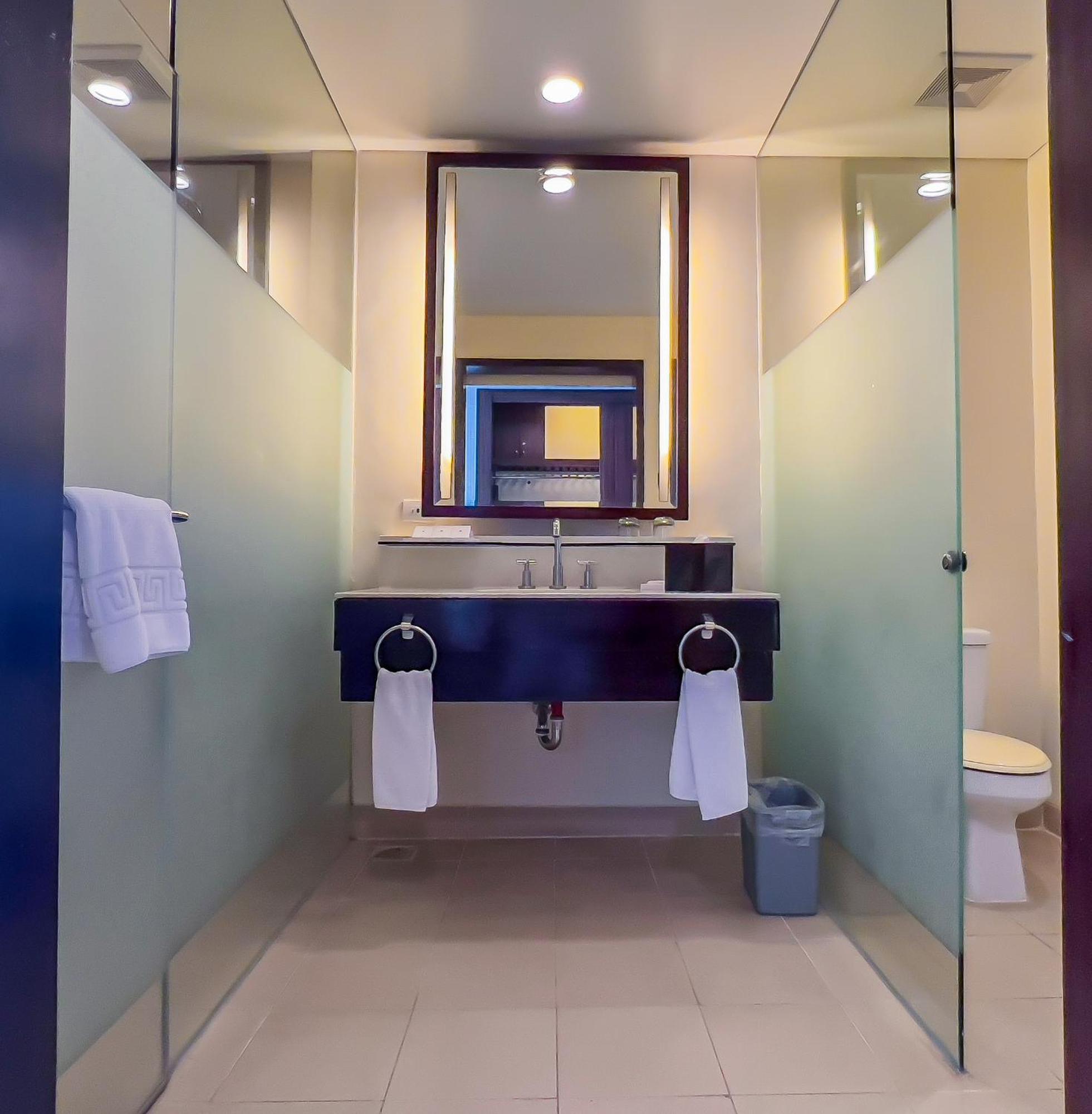 Taal Vista Hotel Tagaytay City Exterior foto A bathroom in a hotel