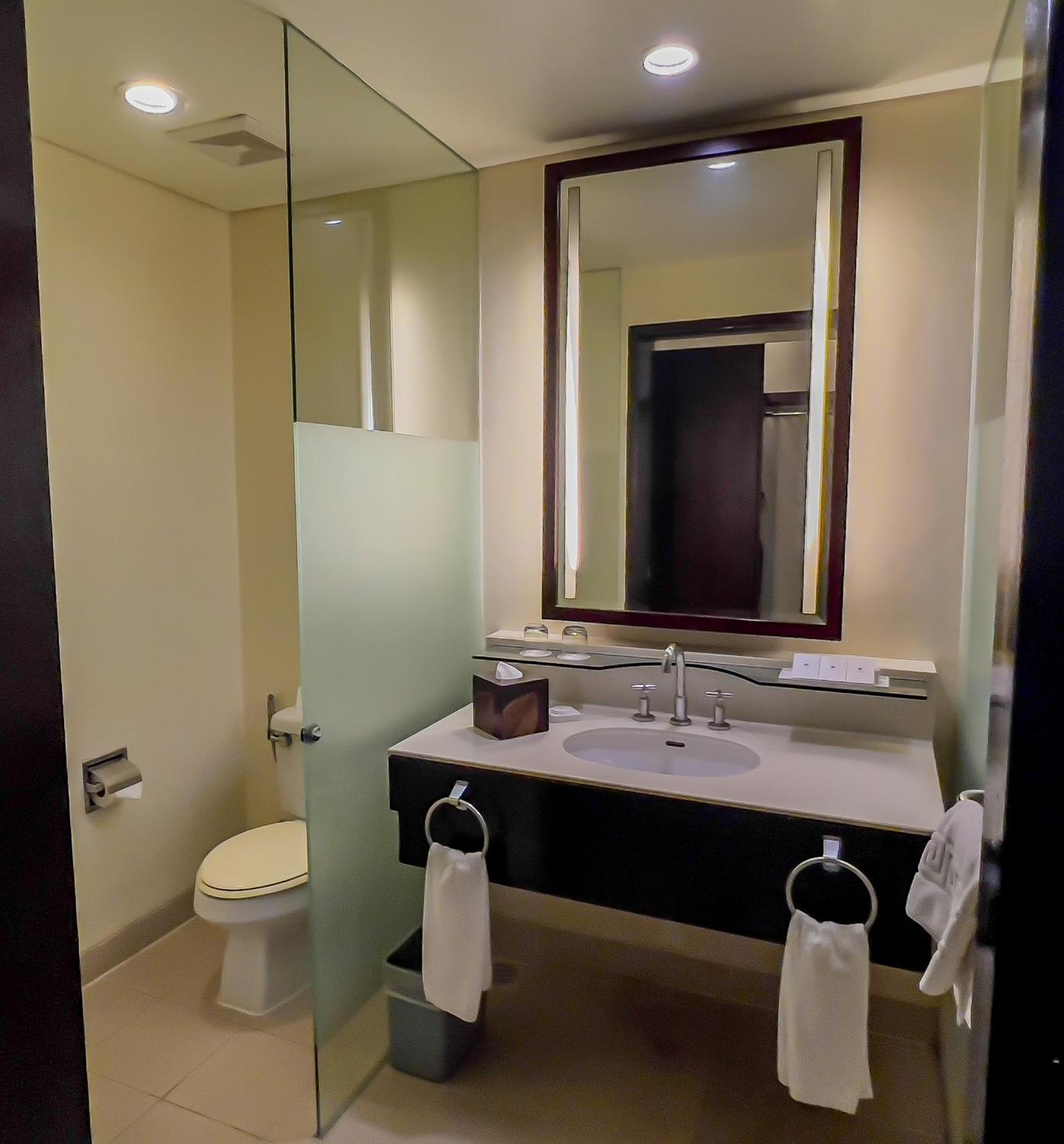 Taal Vista Hotel Tagaytay City Exterior foto Bathroom in a hotel room