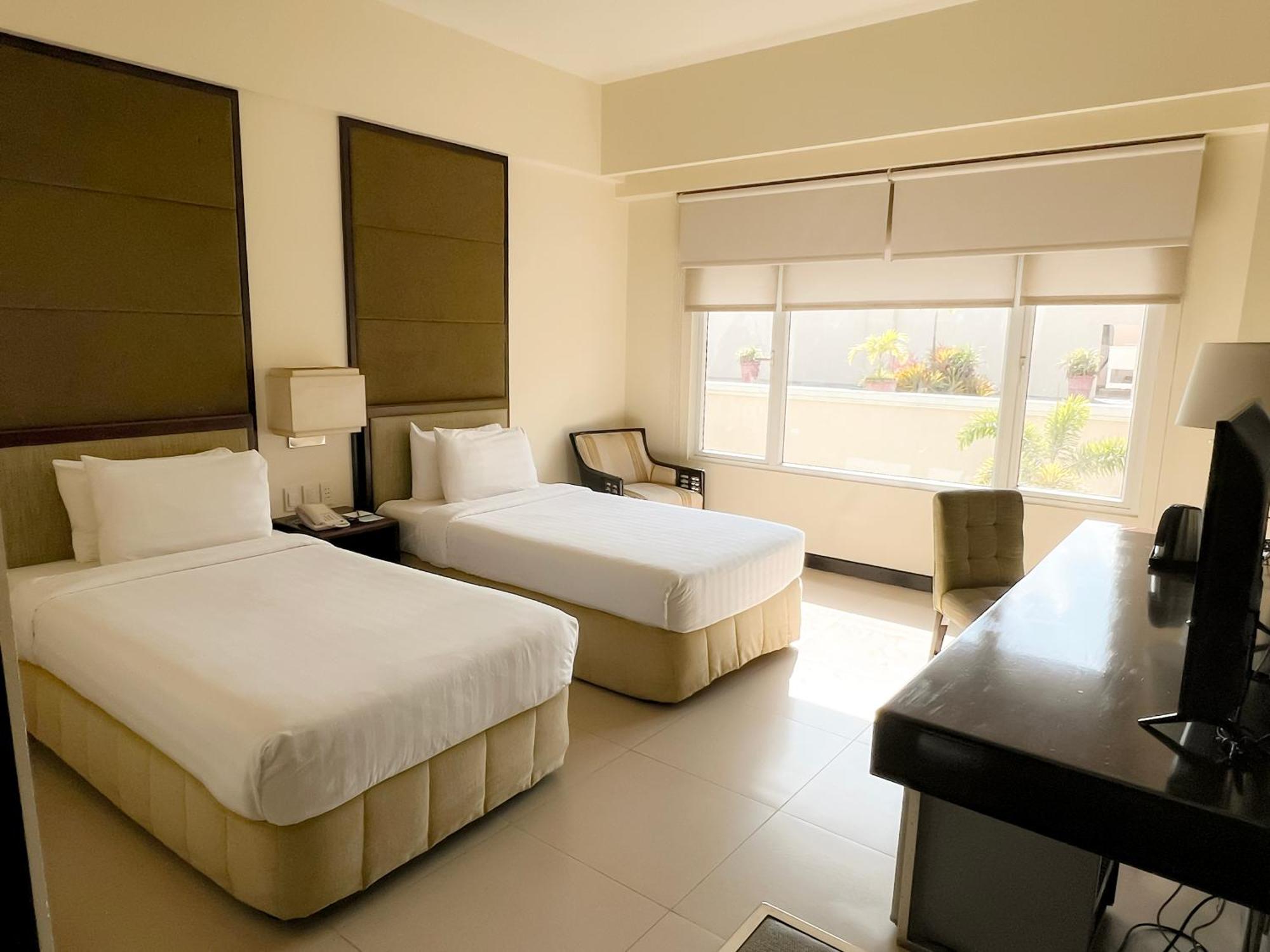 Taal Vista Hotel Tagaytay City Exterior foto A room at the hotel