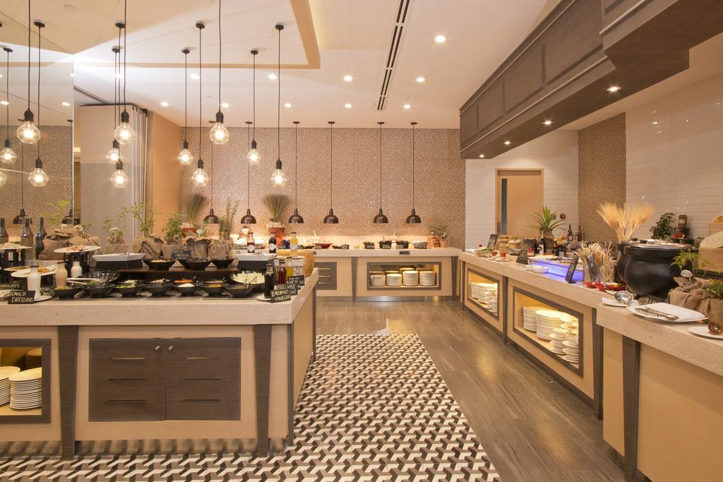 Taal Vista Hotel Tagaytay City Exterior foto The buffet at the hotel