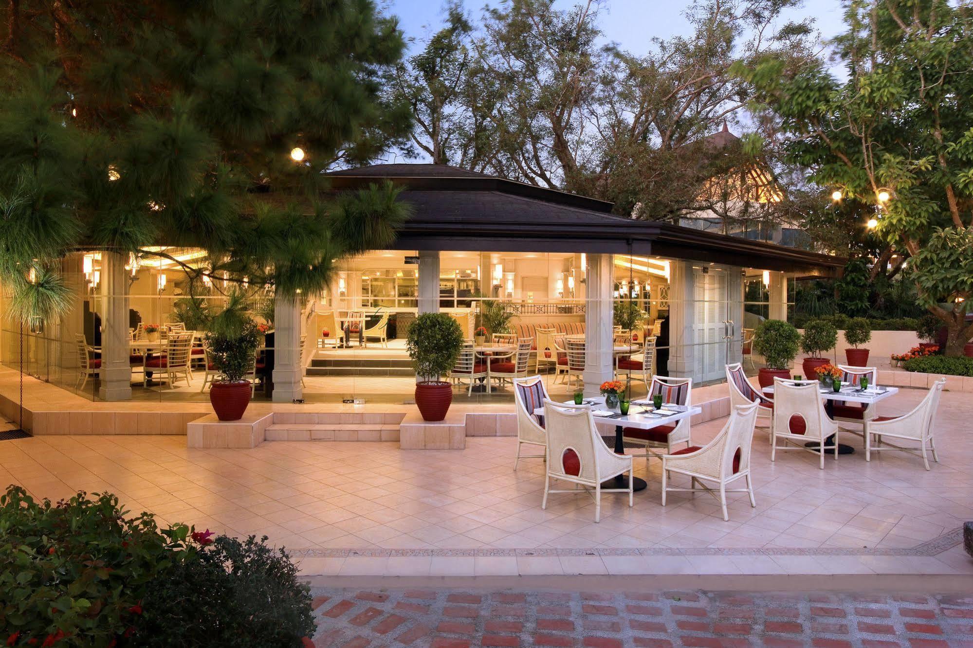 Taal Vista Hotel Tagaytay City Exterior foto The outdoor dining area at the hotel